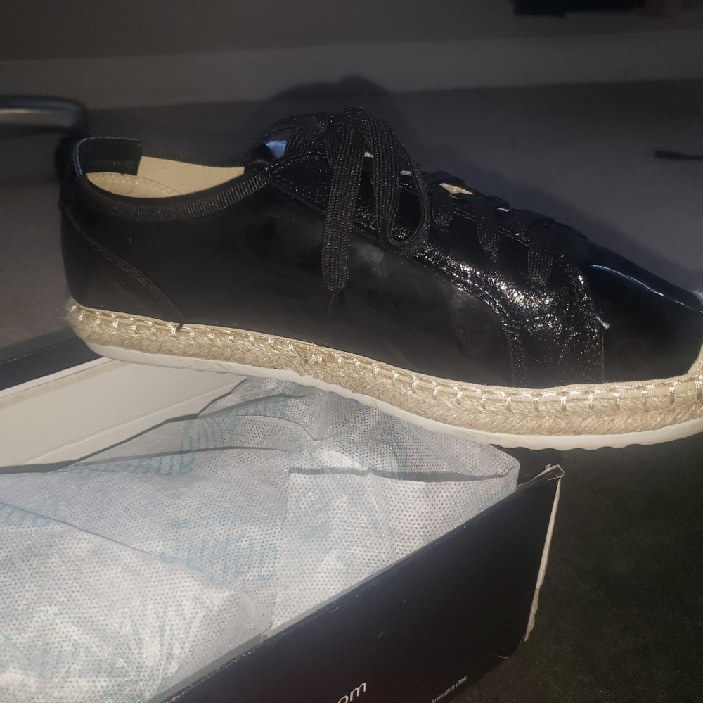 Women Shoes - Picture 2 of 4